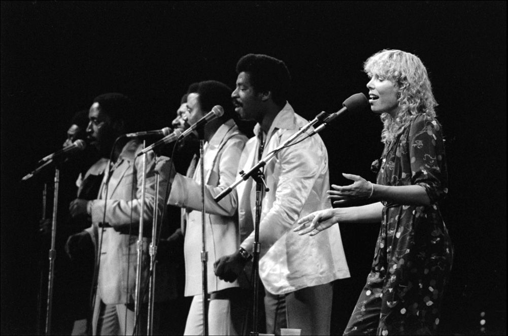 Joni Mitchell and The Persuasions perform at Forest Hills (Allan Tannebaum)